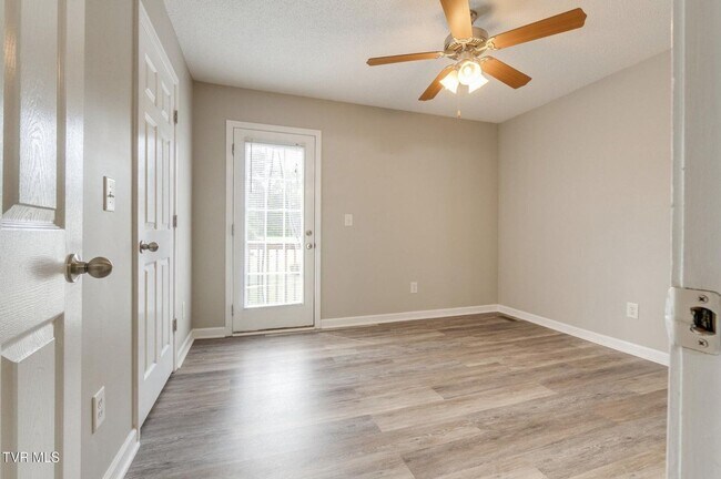 Building Photo - 2 Bdrm / 2.5 Bath, North JC - Minutes to ETSU, VA, JC Med Center