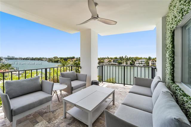 Primary Photo - 5640 Collins Ave
