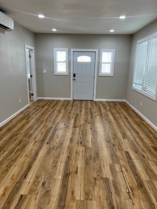 Building Photo - Split AC's In each room. Wet Bar. Spacious