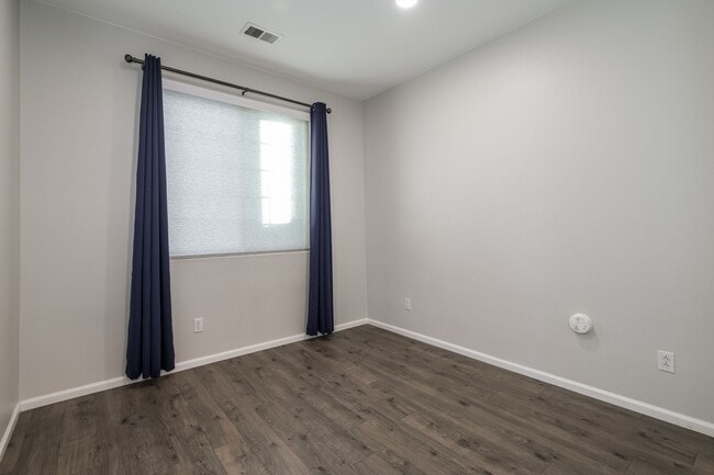 Building Photo - Bright & Airy 3 Bed/2 Bath with Attached Garage