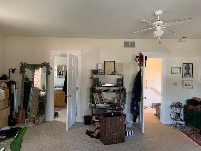 Building Photo - Spacious 2 bed/3 bath Home near Switchyard Park!