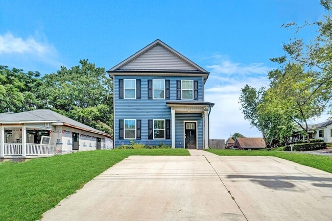 Primary Photo - Walking distance to downtown Easley!