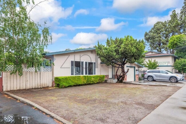 Building Photo - 1883 Robin Ln