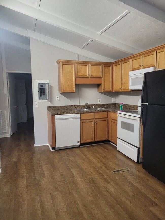 Building Photo - 2161 Bingham Dr