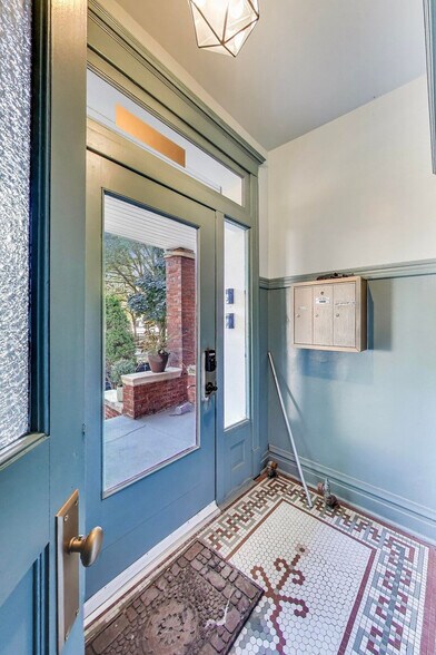 Building Photo - 1506 W Thome Ave