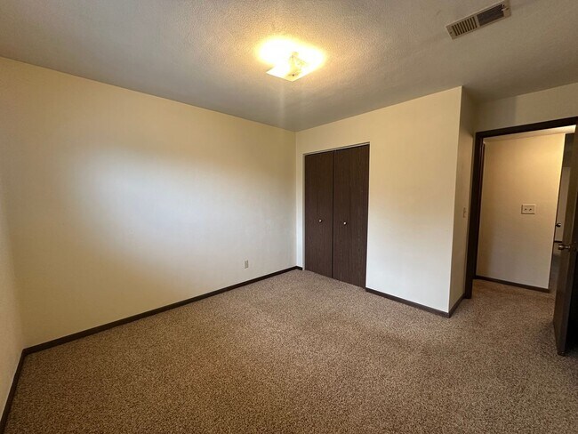 Building Photo - 2 Bedroom/1 Bath Apartment For Rent