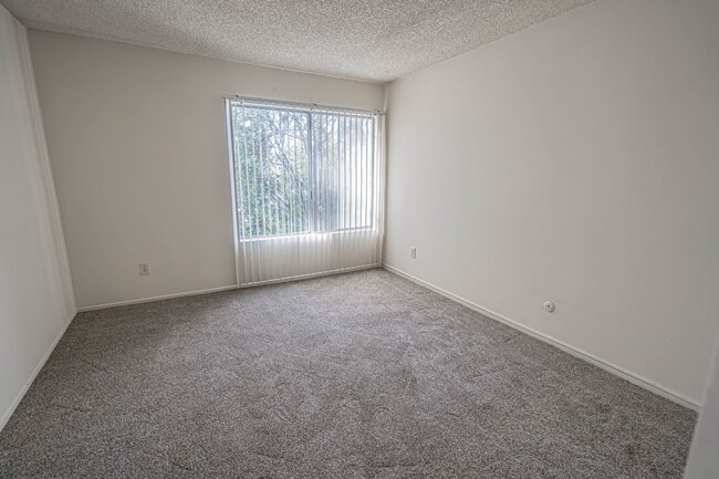 Building Photo - COMING SOON! Cozy 2 Bedroom Condo in Valencia!