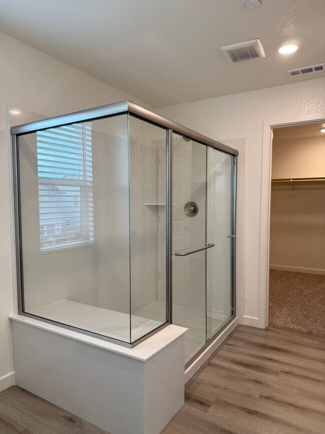 Building Photo - Beautiful 5 bed 3 bath located in West Ros...