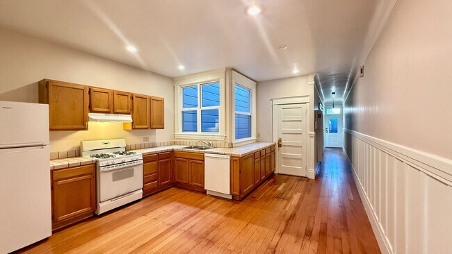 Building Photo - Charming Updated Top Floor 2BR/1BA Marina Apartment w/ Golden Gate Bridge Views! AMSI