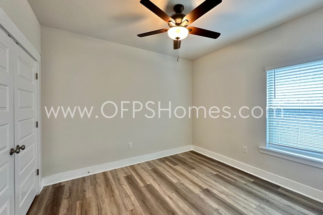 Building Photo - Pensacola 4/2 AVAILABLE NOW