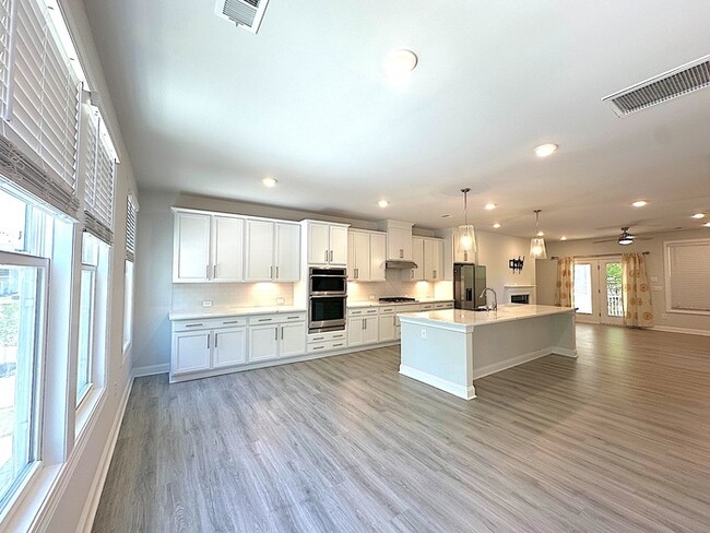 Building Photo - SPACIOUS TOWNHOME