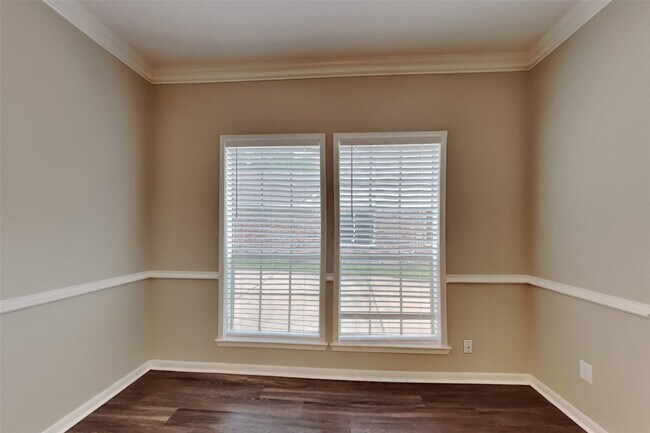 Building Photo - 702 Fernglade Dr