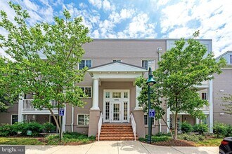 Building Photo - 4091 S Four Mile Run Dr