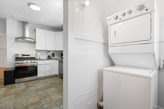 Building Photo - REMODELED HUGE BRIGHT 2400sf 4BR/3.5BA Havenscourt Split Level Home w Cottage AVAIL NOW