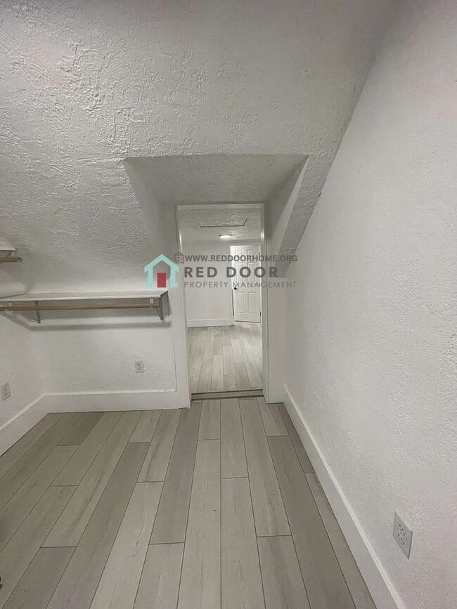 Building Photo - Beautifully Remodeled 3 Bed, 2 Bath Home – Pet Friendly!