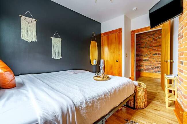 Building Photo - 1180 N High St