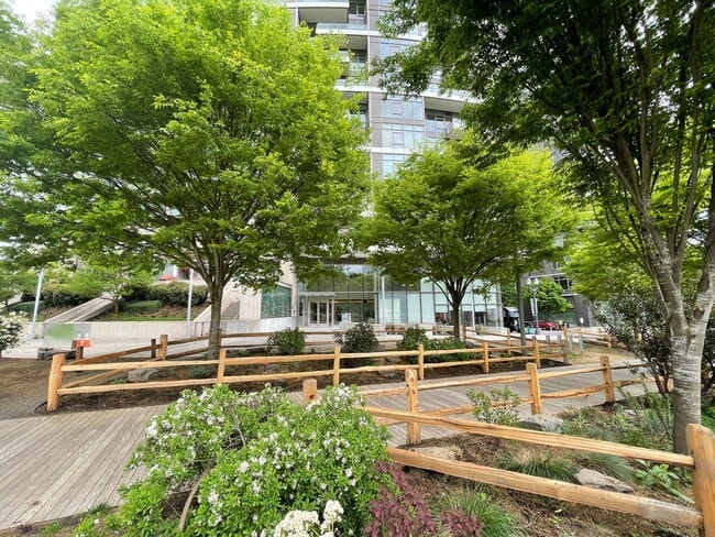 Building Photo - Incredible 1Bd/1Ba Fully Furnished Condo in the Pearl!!!! Corner Unit with Spectacular Views & Ga...