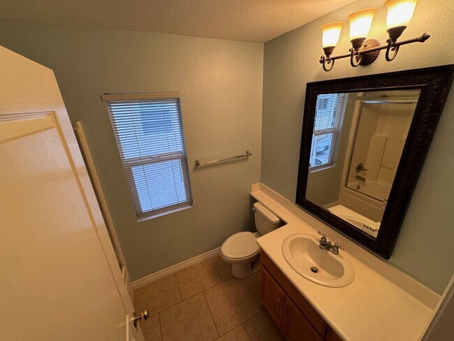 Building Photo - Charming 2-Story, 3 Bedroom, 2 1/2 Bathroom Ventura Home for Lease!