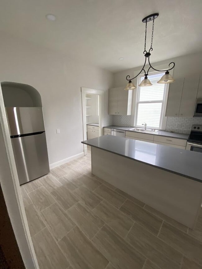 Building Photo - 4 bedroom in Daly City CA 94015