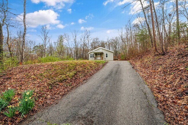 Building Photo - Harriman 37748 - Charming 2-bedroom, 1.5-bathroom Home nestled on 3.8 acres of woods - Contact Ch...