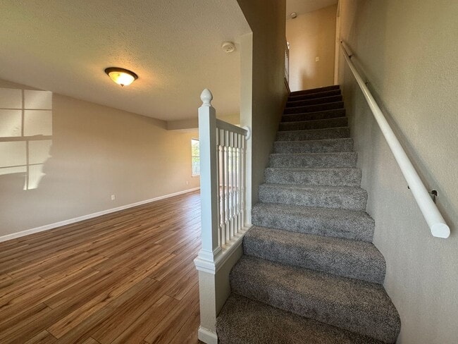 Building Photo - 3 bedroom, 2.5 bathroom duplex located clo...