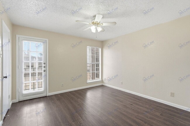 Building Photo - 9520 Royal Ln