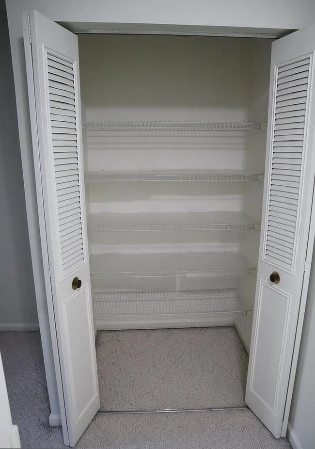 Building Photo - Fantastic 3 BR/2.5 BA Townhome minutes from Rio Lakefront. Ready Mid-May