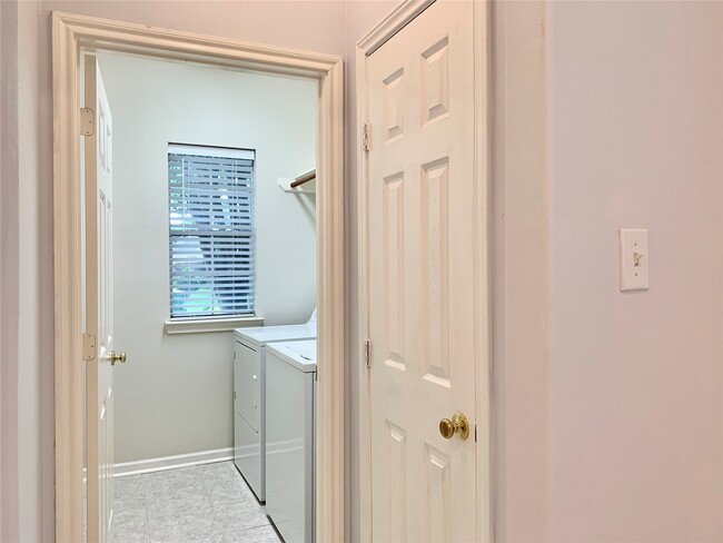 Building Photo - 1015 Tennyson Dr