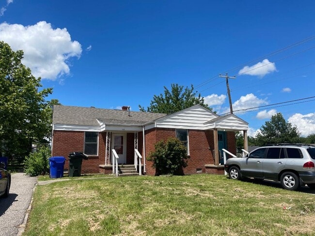Primary Photo - 1 Bed 1 Bath Duplex For Lease Now!