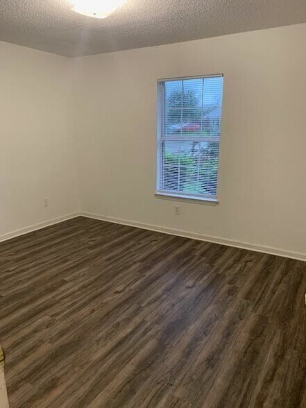 Building Photo - 2704 Bluff View Dr