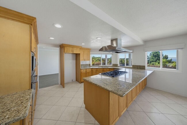 Building Photo - GORGEOUS VIEWS of Anahiem Hills