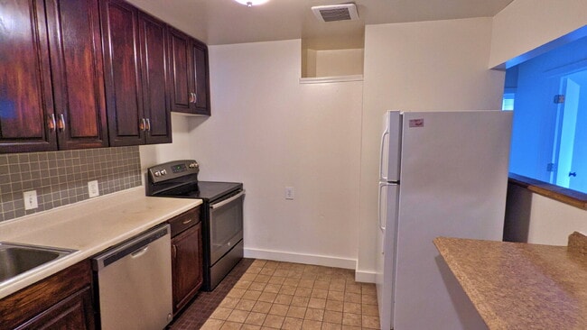 Building Photo - Historic Spacious 2 Bed 1 Bath with Study across City Park! Water/Heat/Trash/Sewer Included! Off ...
