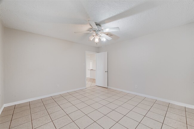 Building Photo - 2021 Kingsdale Dr