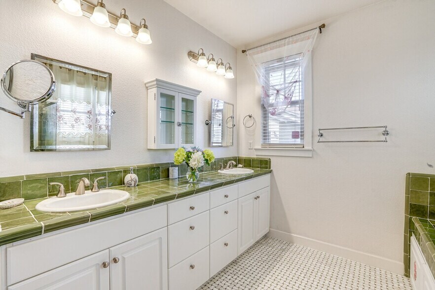 Building Photo - 1148 Promenade St