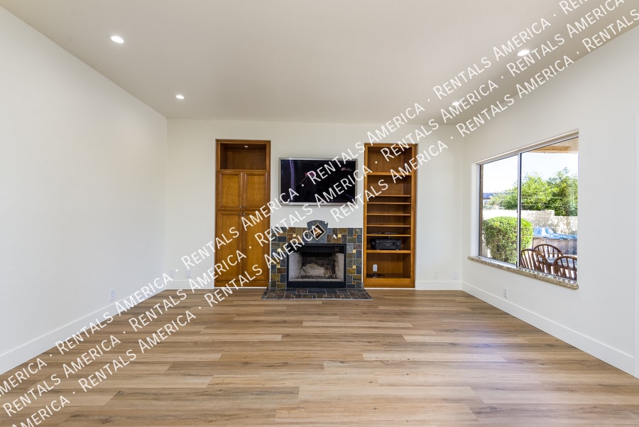 Building Photo - 2342 W Hemlock Ct