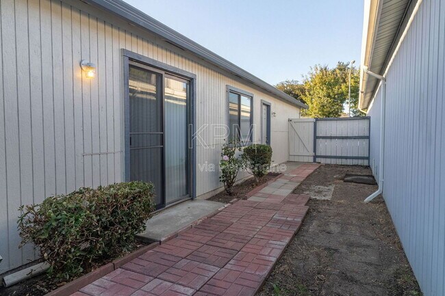 Building Photo - 6072 Carolina Cir