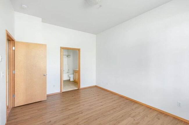 Building Photo - Ground Level Upgraded 2 Bedroom in Sterling Square!