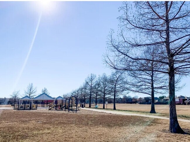 Building Photo - 9229 Daystar Dr