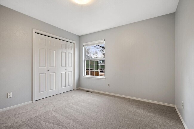Building Photo - Updated 3-Bedroom Townhome in Ideal Location