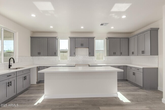 Building Photo - 957 E Desert Dr