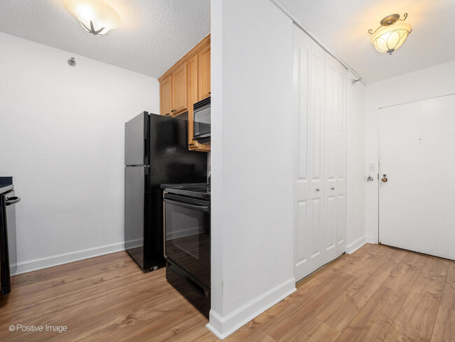 Building Photo - 1212N N La Salle Dr