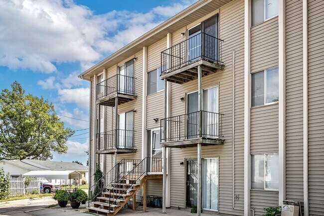 Building Photo - 1 Bedroom Apartment Near Downtown Papillion!