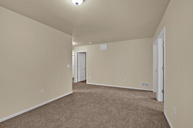 Building Photo - Move-In Ready Townhome with Luxury Finishe...