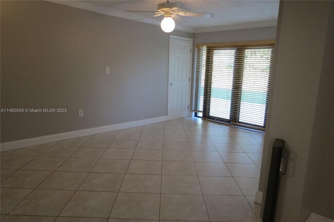 Building Photo - 925 SW 94th Ct