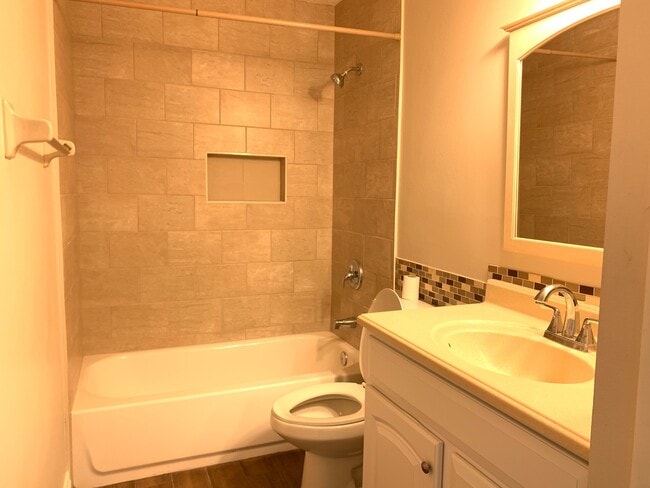 Building Photo - 3 Bedroom Remodeled Home in Surrey Ridge