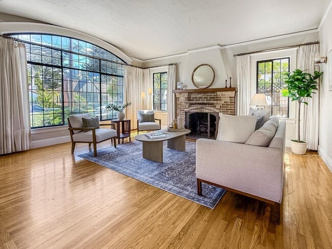 Building Photo - 2104 Carmelita Ave