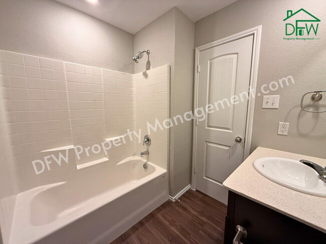 Building Photo - Modern 4-Bedroom Home with Island Kitchen & Spacious Backyard in Princeton!