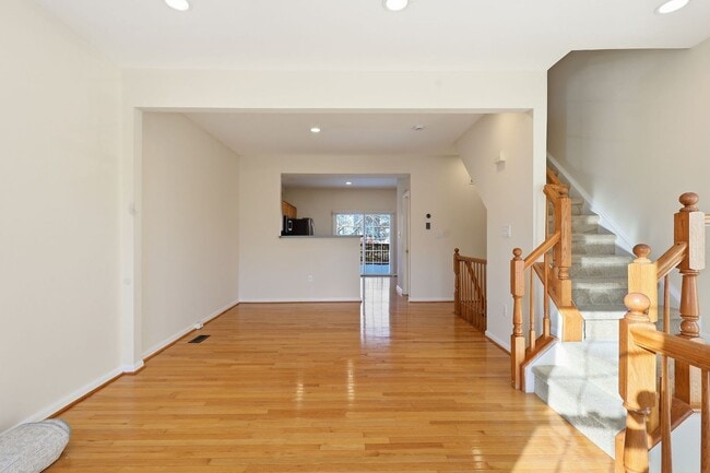 Building Photo - Unbeatable location near Lake Ridge Park and Marina, offering boating, fishing, wildlife and bird...