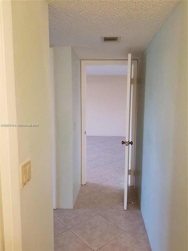 Building Photo - 369 Lakeview Dr