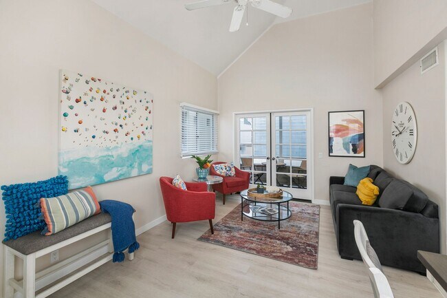 Building Photo - Spacious 3 BD/3 BA Furnished Home Near Mission Beach 9-Month Lease